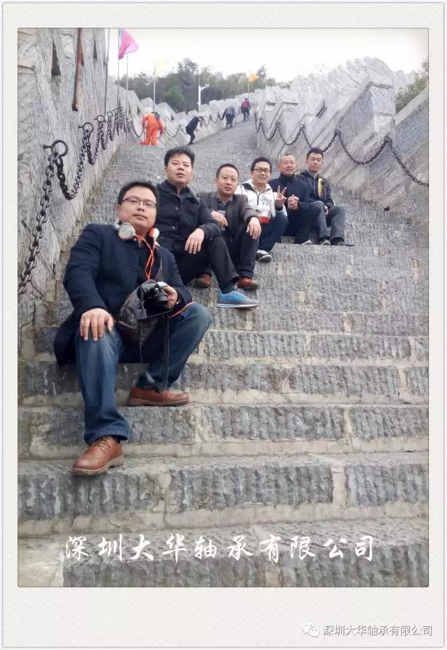 古城墻，坐在最前邊的是號稱體重130的時(shí)尚達(dá)人—九哥